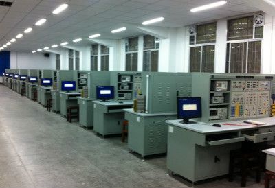 ��·���Լ���ʵ���ң�ʹ�����398ƽ�ף�ӵ�������豸70̨�ף��е�ȫУ����8��רҵ2000ѧ���ĵ�·���Լ���ʵ��γ̣������ʱ��Ϊ7����ʱ_meitu_2